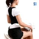 Mulher sentada à mesa com postura correta usando colete preto de suporte para coluna