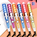 Modeladores de cabelo coloridos com design espiral em fundo laranja e branco