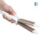 Mão segurando prancha alisadora branca com placas cerâmicas douradas