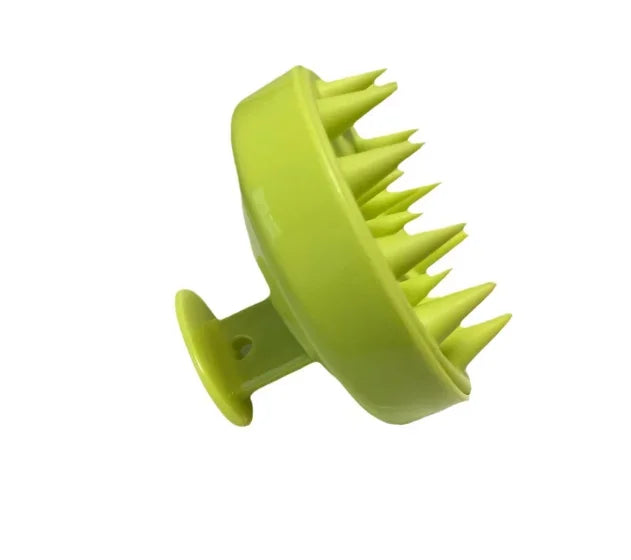 Massageador de couro cabeludo verde com cerdas flexíveis para limpeza e relaxamento