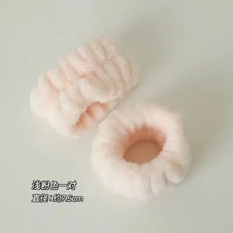 Par de scrunchies felpudos rosa claro, elásticos para cabelo macios e confortáveis