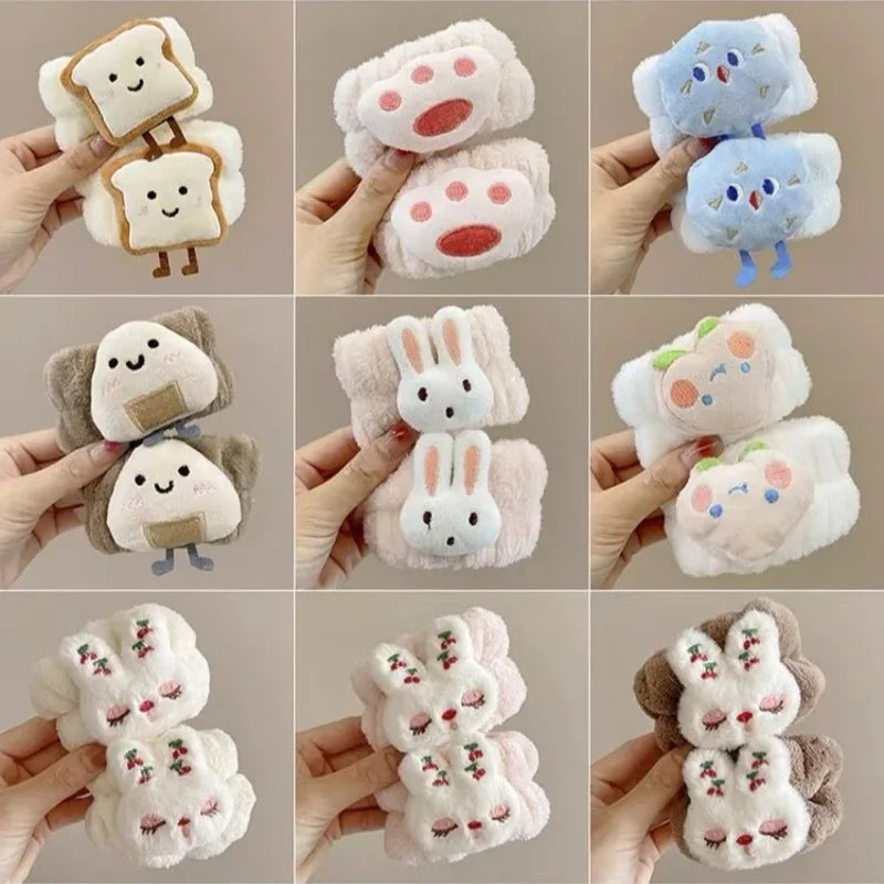 Pulseiras felpudas com design de pão, patas, coelhos e frutas em cores suaves seguradas por mãos femininas