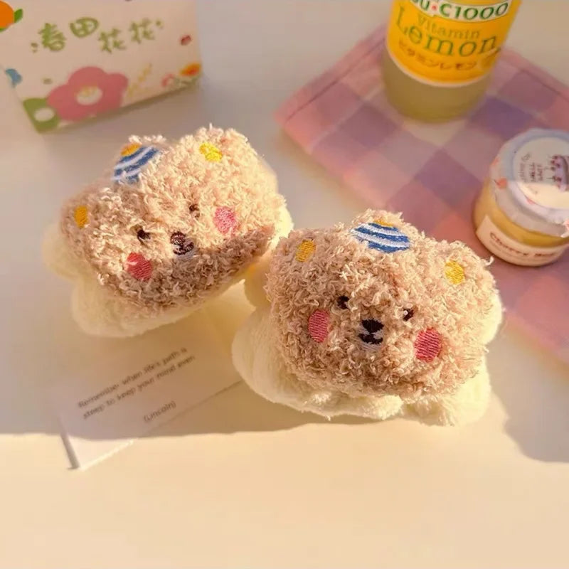 Meias felpudas ursinho bege com detalhes coloridos ao lado de bebida de limão e pote de sobremesa