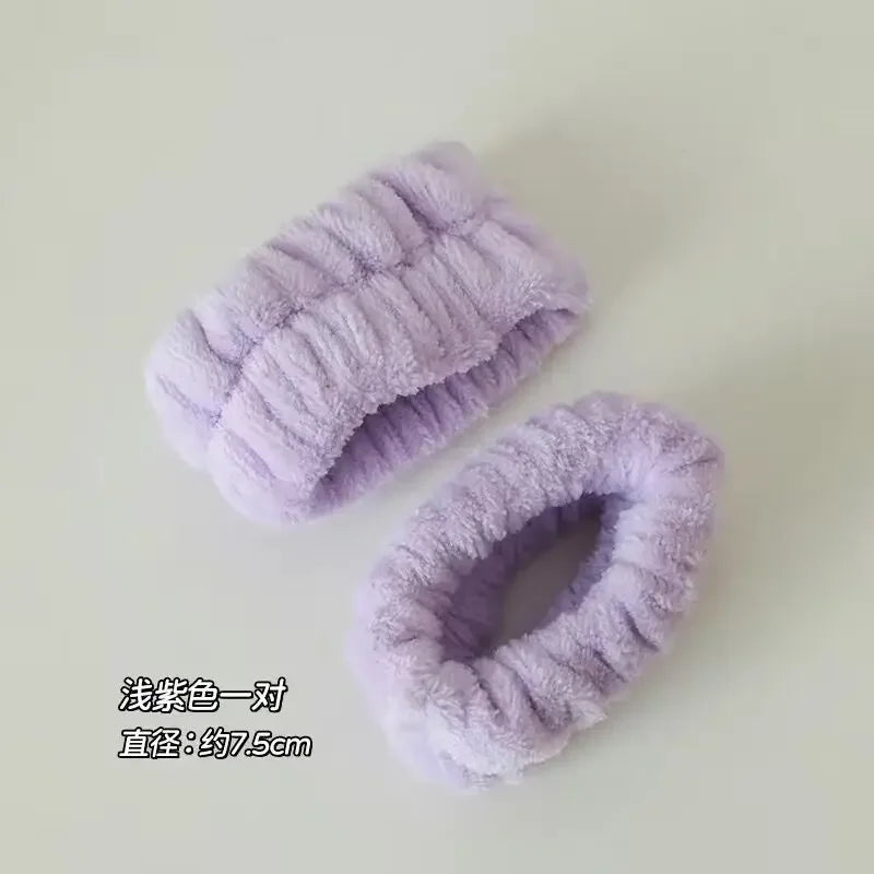 Par de faixas de cabelo macias e felpudas na cor lilás claro sobre fundo branco