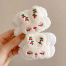 Faixa de cabelo felpuda branca com bordado de cerejas e olhos fechados segurada à mão