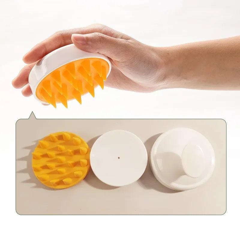 Escova de massagem com cerdas laranjas em formato triangular, cabo branco, usada para couro cabeludo