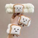 Faixa e pulseiras felpudas brancas com detalhes de pão de forma sorridente, tema fofo e divertido