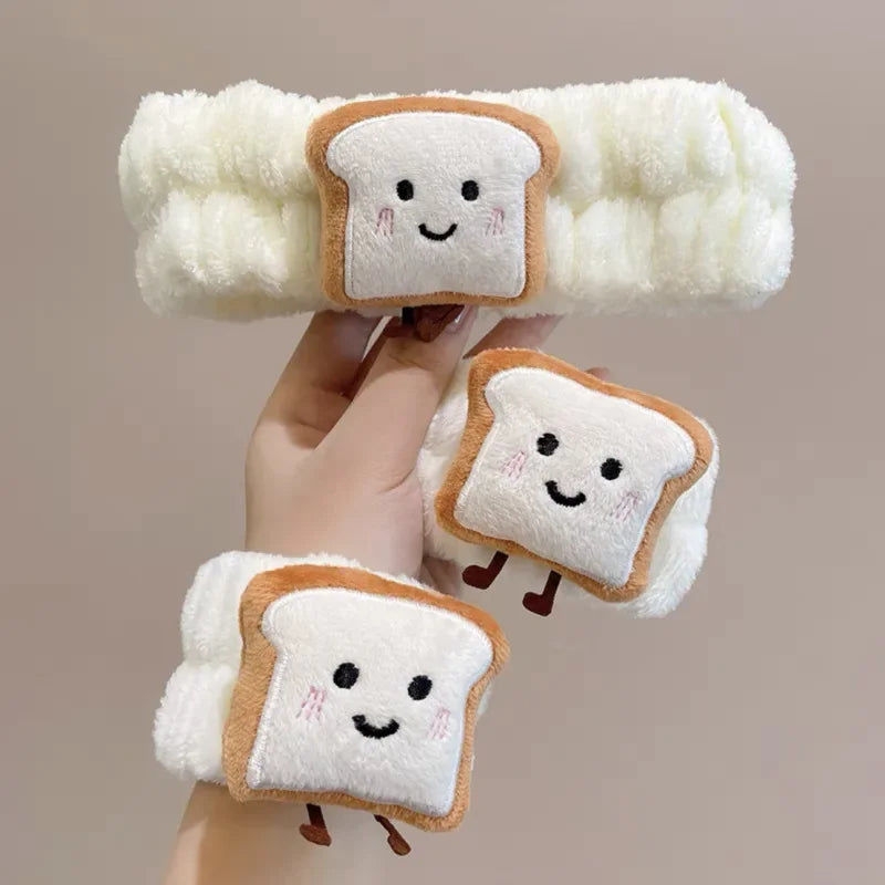 Faixa e pulseiras felpudas brancas com detalhes de pão de forma sorridente, tema fofo e divertido