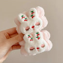 Faixa de cabelo felpuda rosa com coelhos brancos bordados com cerejas e olhos fechados