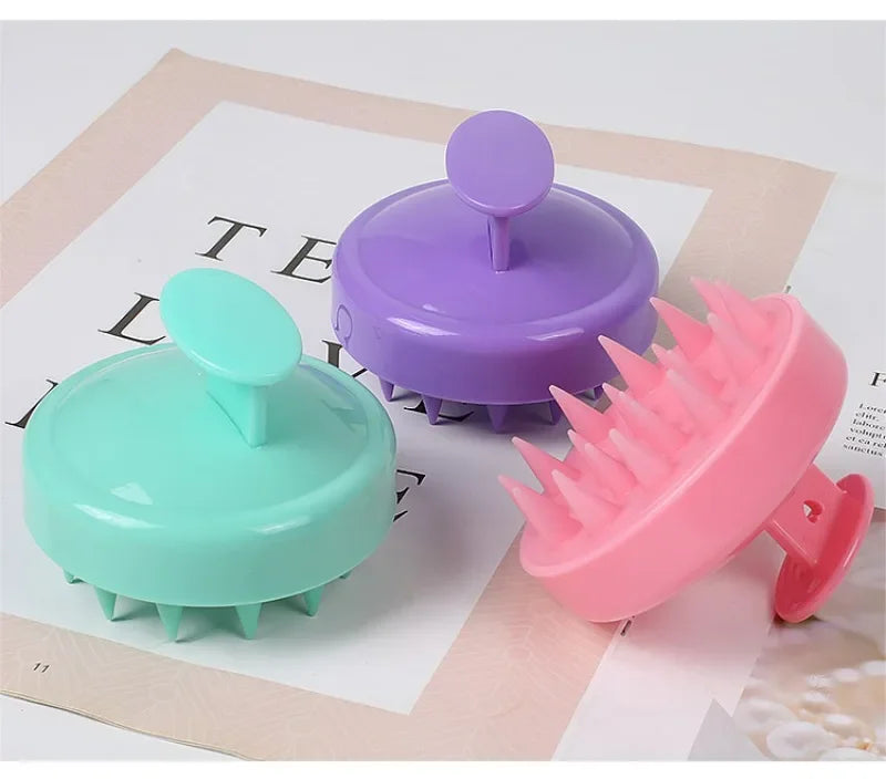 Escovas de massagem para couro cabeludo em plástico colorido azul, roxo e rosa, com cerdas macias