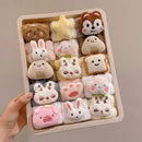 Caixa organizada com meias felpudas decoradas com animais e objetos fofos, como coelho, urso e fatia de pão.