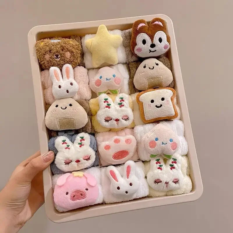 Caixa organizada com meias felpudas decoradas com animais e objetos fofos, como coelho, urso e fatia de pão.