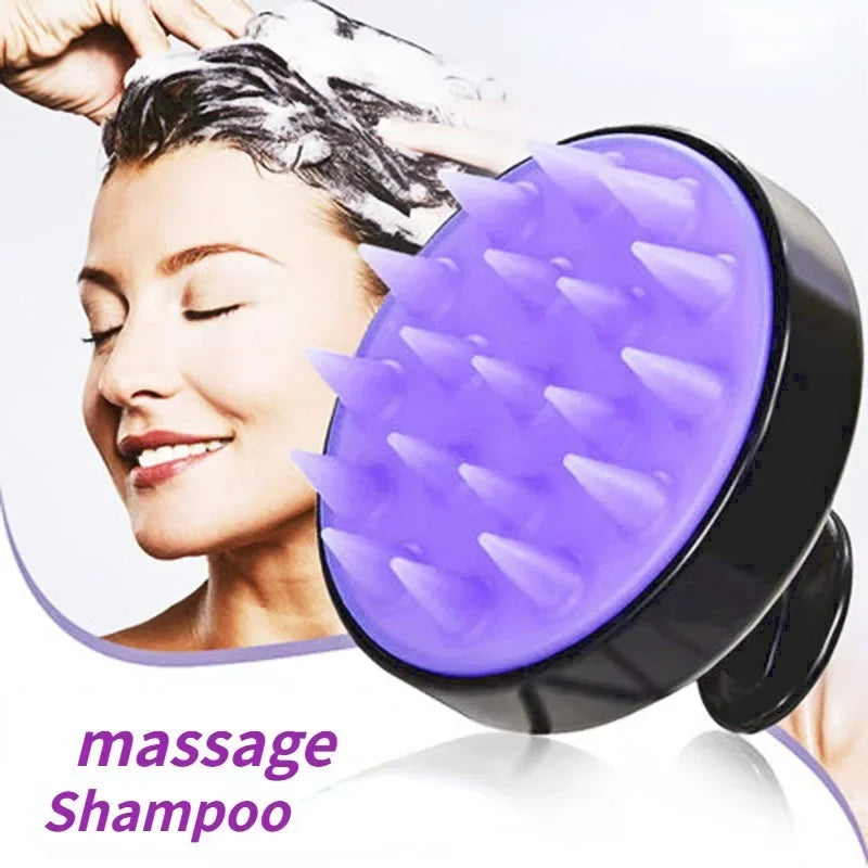 Escova massageadora roxa para shampoo com cerdas pontiagudas ao lado de mulher aplicando shampoo no cabelo, relaxada