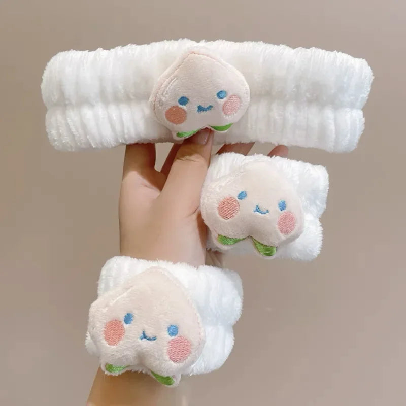 Conjunto branco felpudo de faixa de cabelo e pulseiras com rosto fofo bordado