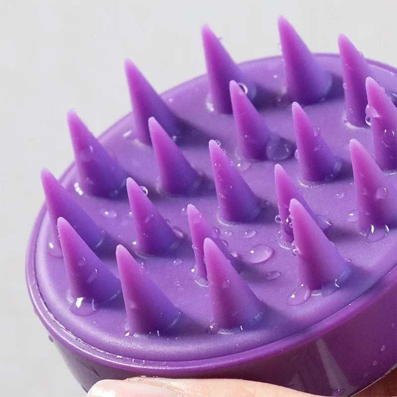 Escova roxa de silicone com cerdas pontiagudas e gotas d'água para massagem ou limpeza
