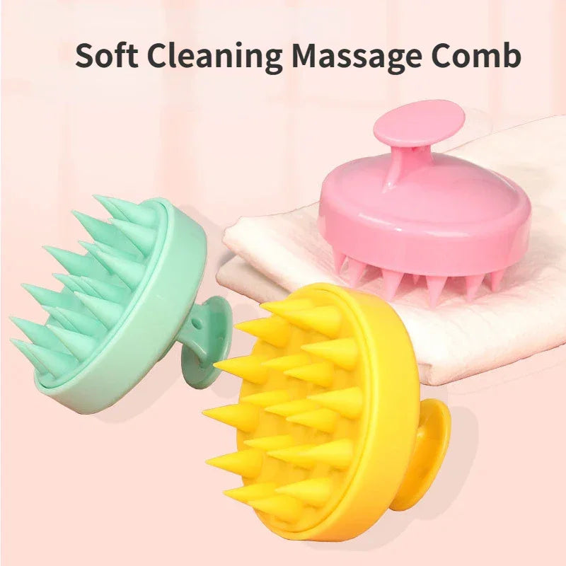 Pentes de massagem macia para limpeza em cores verde, amarelo e rosa sobre fundo claro